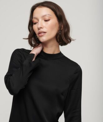 Minivestido de satén con cuello alto