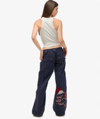 Pantalones cargo bordados de talle bajo