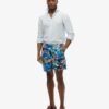 Pantalones cortos de 43 cm con estampado hawaiano reciclado