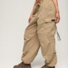 Pantalones holgados tipo paracaídas