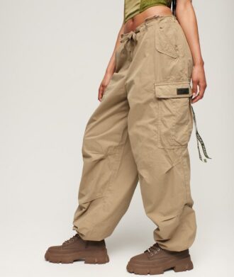 Pantalones holgados tipo paracaídas