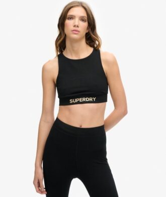 Parte de arriba deportiva con logotipo