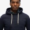 Sudadera con capucha y estampado en relieve
