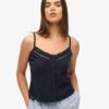 Top camisero con botones de encaje
