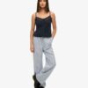 Top camisero con botones de encaje