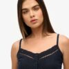Top camisero con botones de encaje