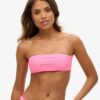 Top de bikini bandeau con logotipo