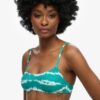 Top de bikini reciclado con estampado tie-dye