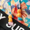 Top de bikini triangular con logotipo
