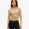 Top de manga larga con cuello alto fruncido
