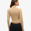 Top de manga larga con cuello alto fruncido