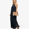 Vestido largo de playa con cuello halter de encaje Vestido largo de playa con cuello halter de encaje