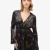 Vestido midi de jacquard con mangas acampanadas