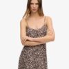 Vestido midi tipo camisola con botones y estampado
