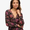 Vestido mini de té con cuello en V estampado