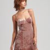 Vestido mini de tirantes con copas de terciopelo